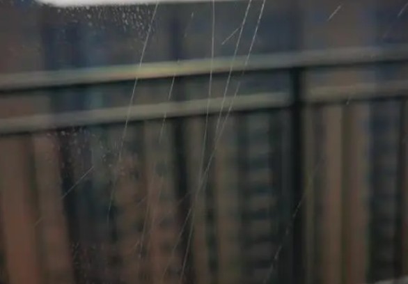 分析玻璃加工中劃傷問(wèn)題與解決方法 分析玻璃加工中劃傷問(wèn)題與解決方法