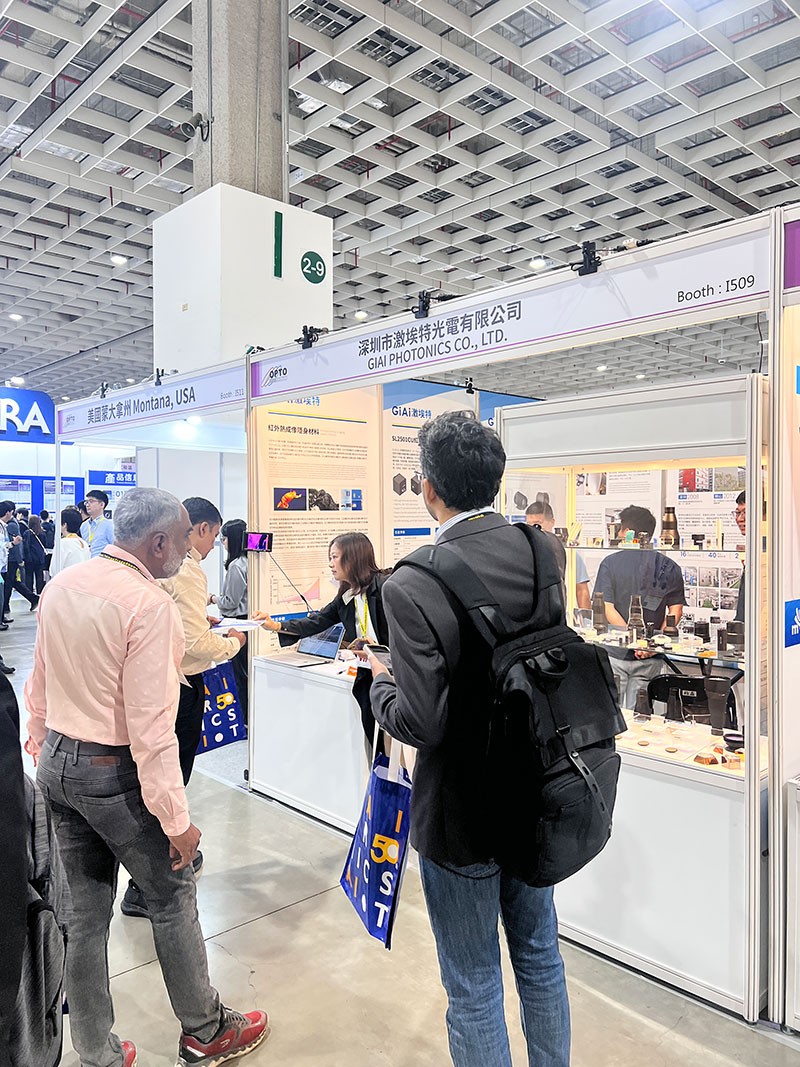 激埃特展會上紅外鏡頭吸引國外友人參觀 激埃特展會上紅外鏡頭吸引國外友人參觀