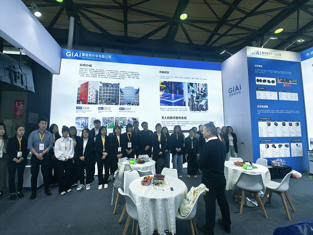 濾光片 現(xiàn)場激埃特領(lǐng)導(dǎo)為員工規(guī)劃工廠行程